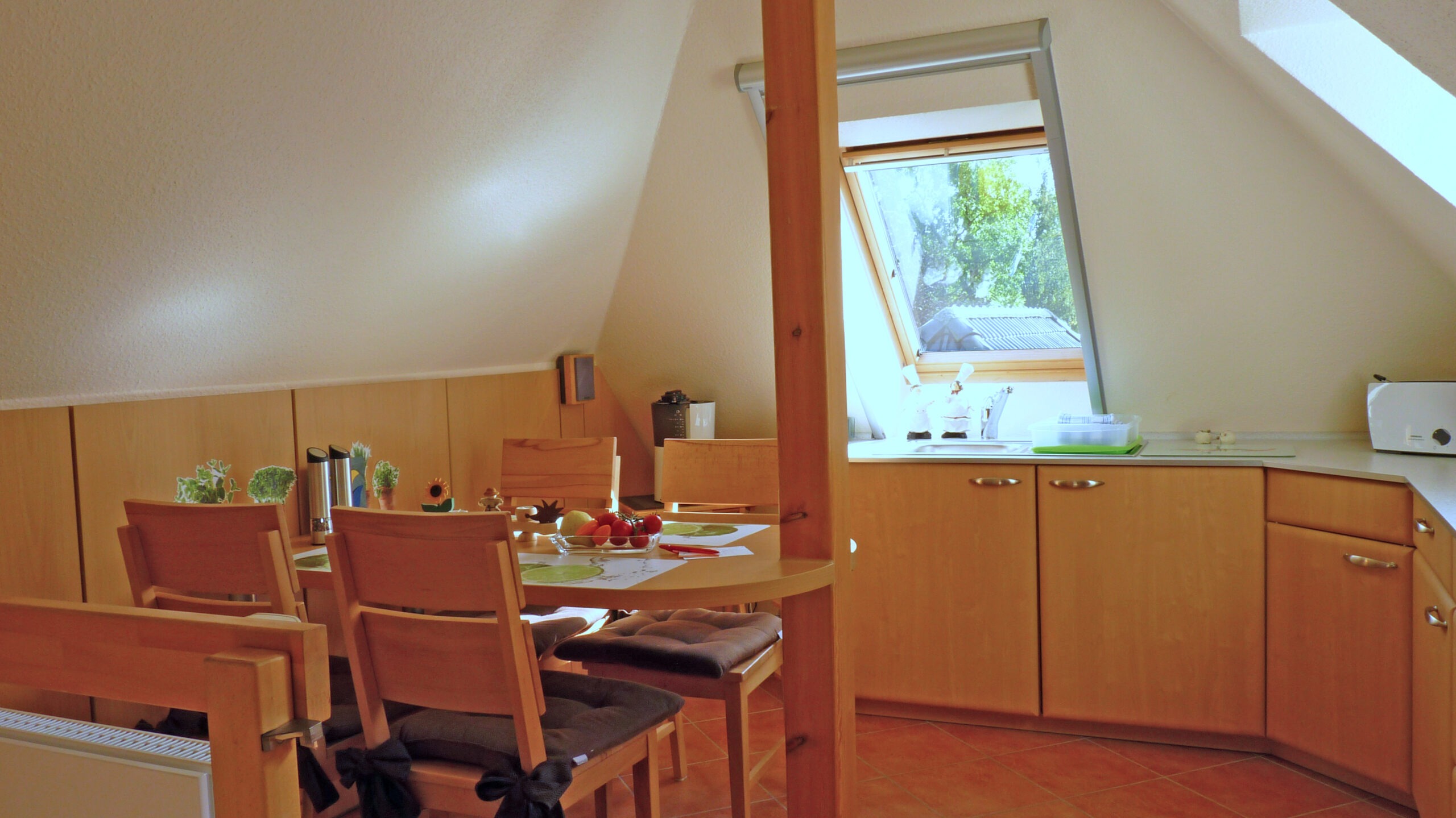 Fewo 1 FeZi Kue Kueche im DG mit 4 Flammen Ceranfeld Kuehlschrank Spuele scaled